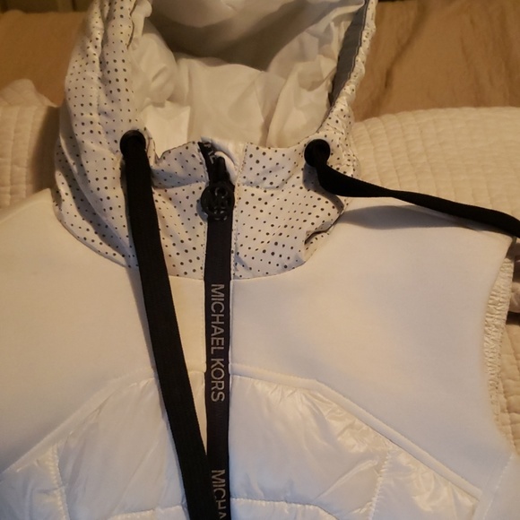Michael Kors womens puffer vest - Picture 5 of 8